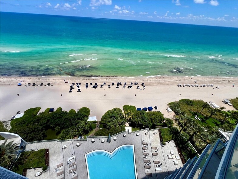 Building Photo - 17121 Collins Ave