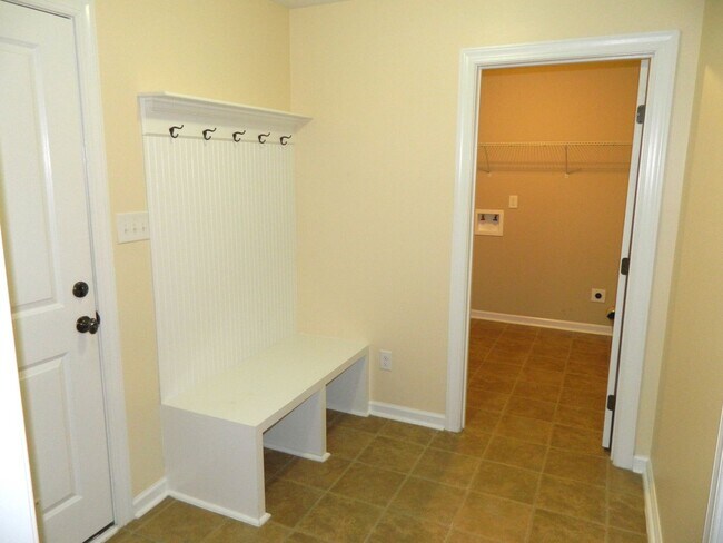Building Photo - 498 Sebastian Dr
