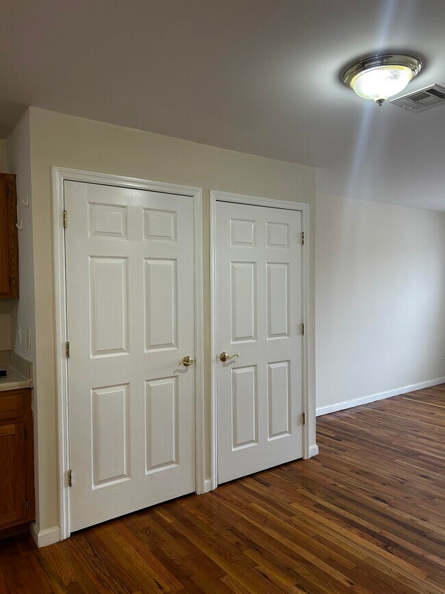 Building Photo - 1609 W Lake Ave