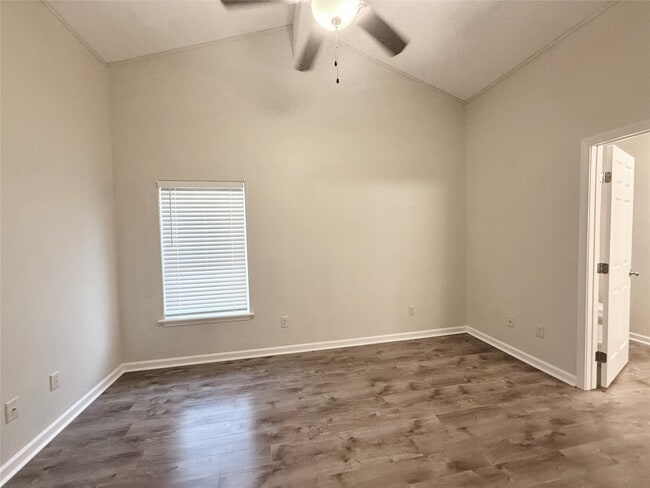 Building Photo - 140 Huisache St