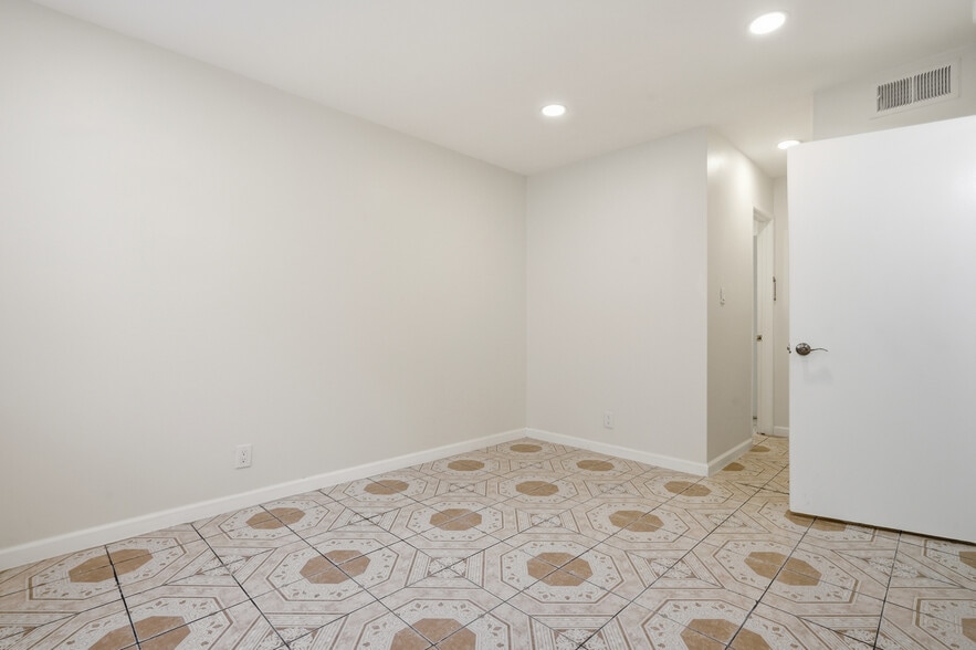 Building Photo - 7924 Woodman Ave