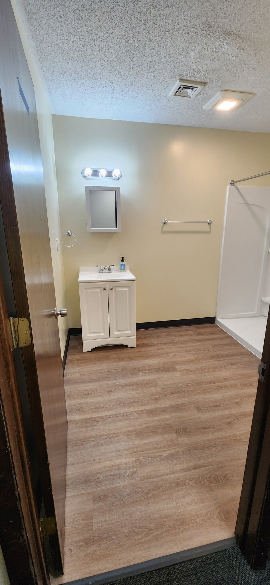 Unit 40 Room For Rent - 324 Valley St