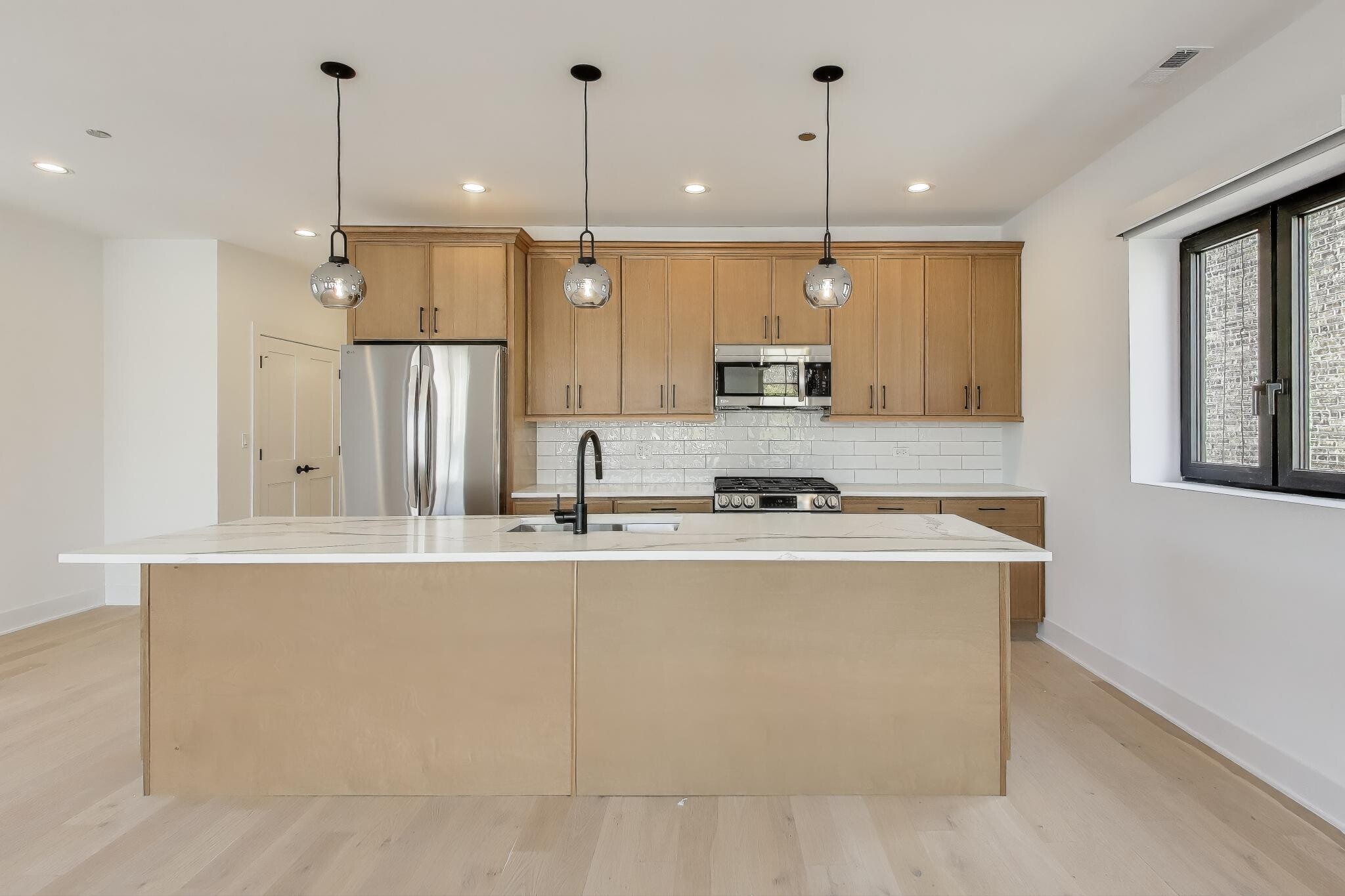 Building Photo - 1619 W Lawrence Ave