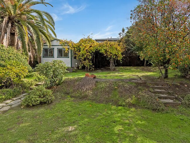 Building Photo - 1044 Manzanita St