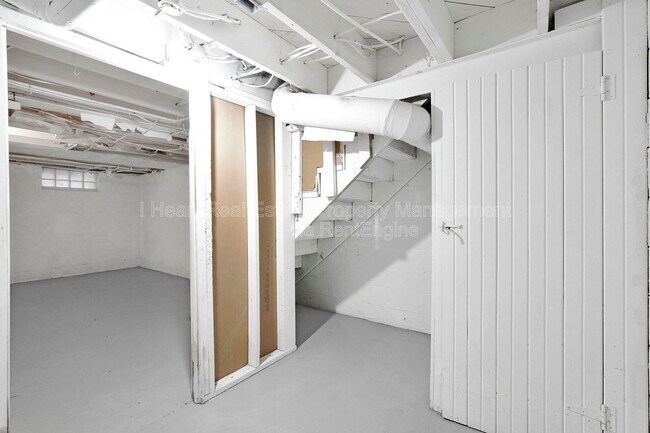 Building Photo - 973 Kelton Ave