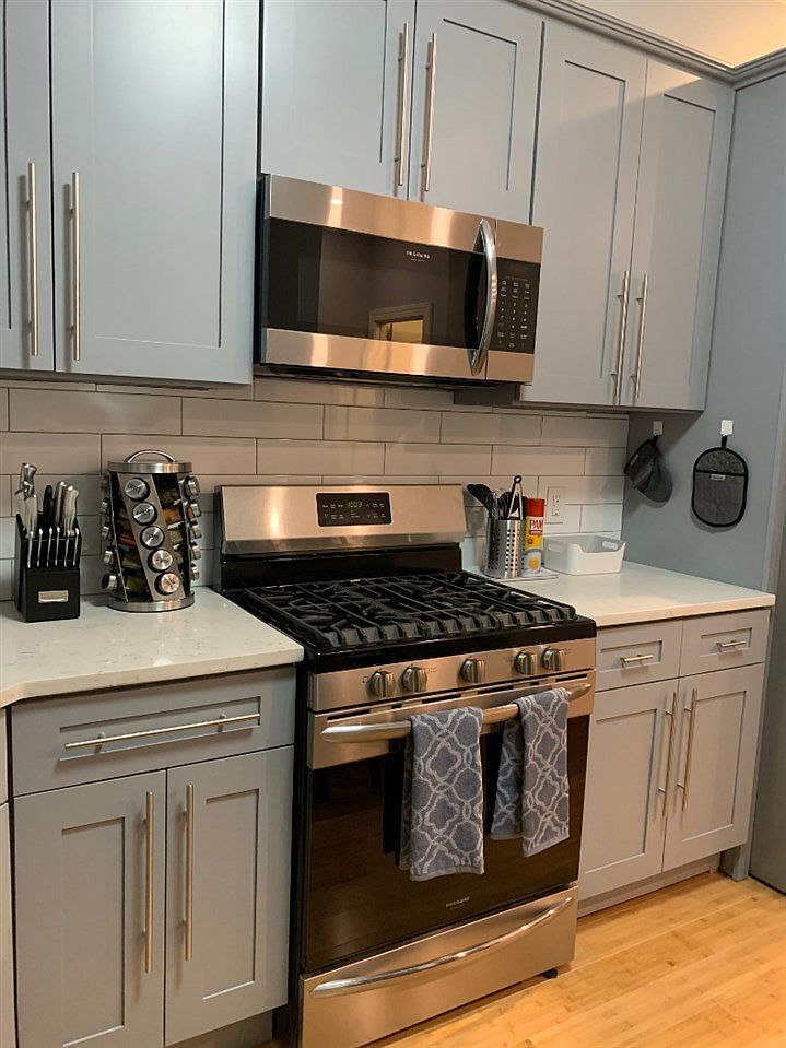 Kitchen Area - 195 Grant Ave
