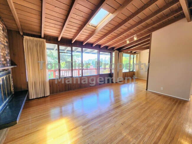 Building Photo - Beautiful 3-bedroom, 2-bathroom home locat...