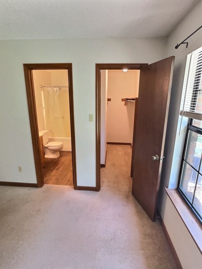 Building Photo - 1109 Hickory Dr