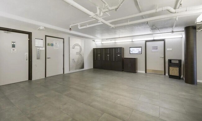 Building Photo - BEAUTIFUL TOP FLOOR  1 BED 1 BATH CONDO W/...