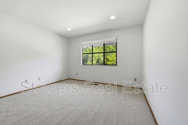 Building Photo - 618 Banister Ln