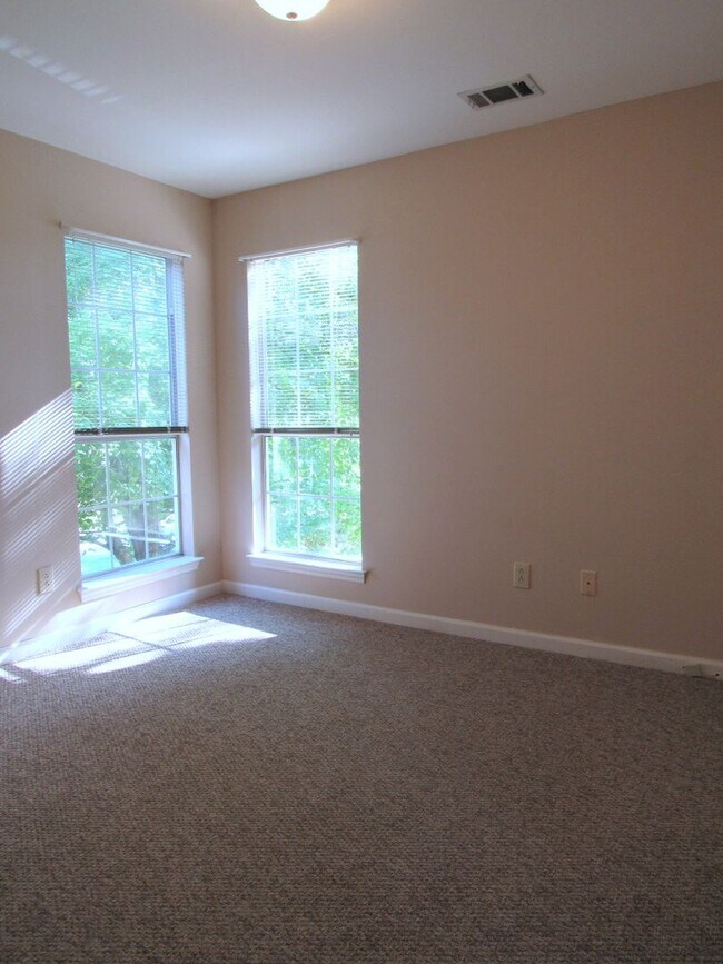 Building Photo - Beautiful 3 bed 2.5 bath Franklin Home