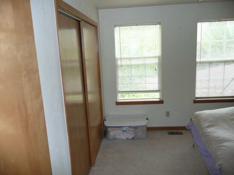 Building Photo - 127 Haystacker Dr