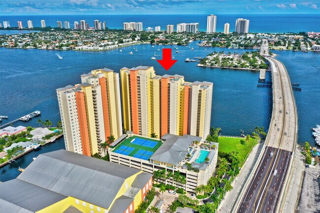 Building Photo - 2640 Lake Shore Dr