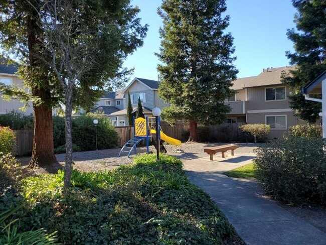 Building Photo - 2 bedroom in Santa Rosa CA 95403
