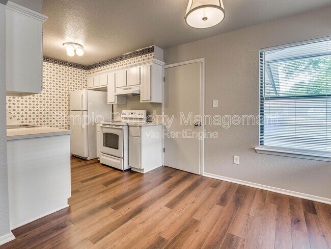 Building Photo - 1710 Hillcrest Dr