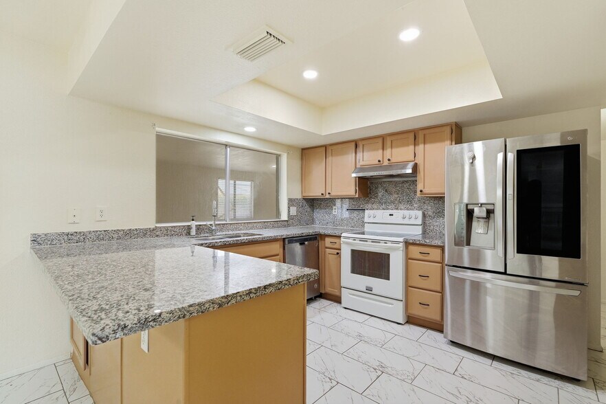 Building Photo - 4731 W Paradise Ln