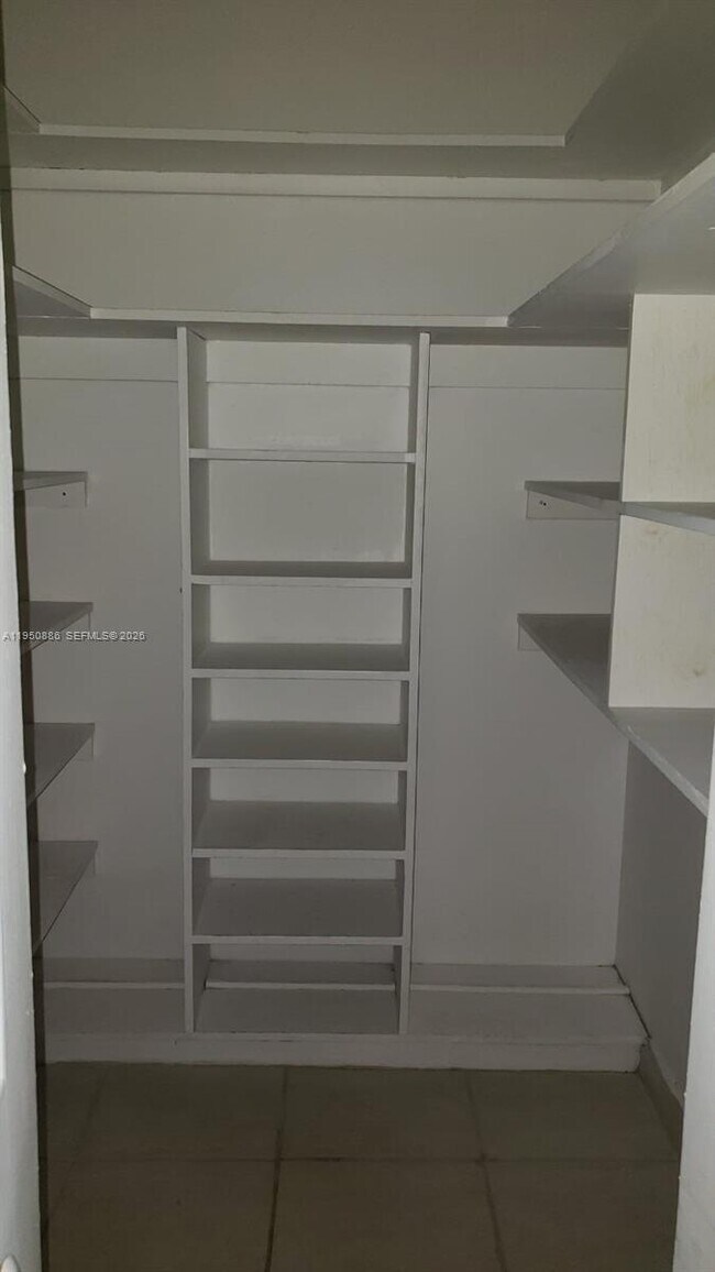 Building Photo - 950 Hillcrest Dr