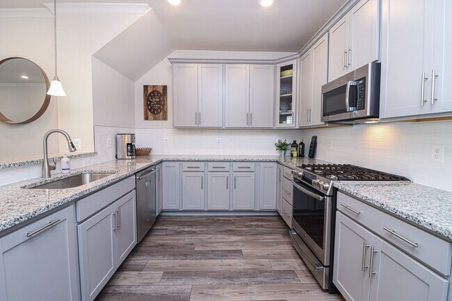 Building Photo - Stunning 3 Bed 2.5 Bath, Newer Condo-Style...