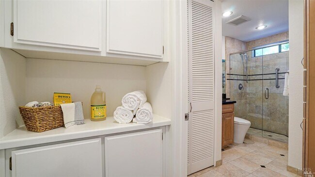 Building Photo - 16 Tudor Ct