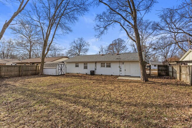 Building Photo - 1710 Crescent Dr