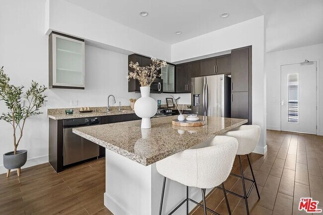 Building Photo - Beautiful Playa Vista Home With In Unit La...