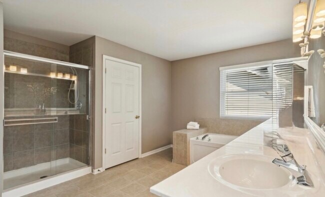 Building Photo - 841 Barclay Dr
