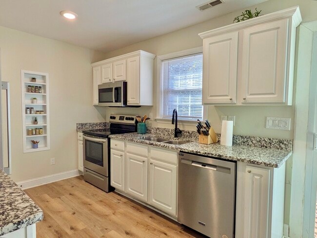 Building Photo - 1717 W Lakewood Ave