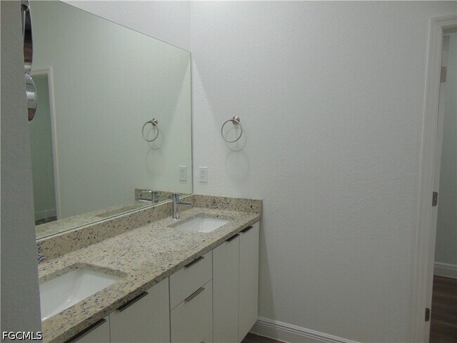 Building Photo - 9020 E Castle Cir