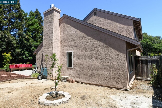 Building Photo - 555 Willow Ct