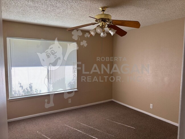 Building Photo - 3 Bedroom/ 2 Bathroom home