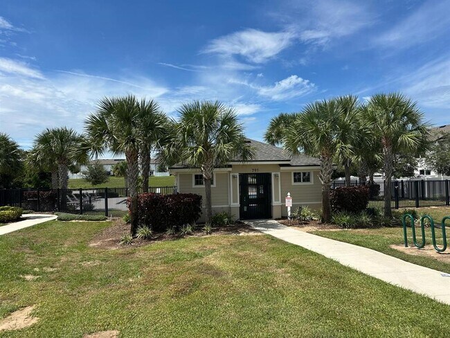 Building Photo - 118 Mandovi St