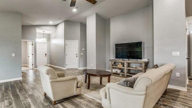 Building Photo - 5544 Peach Dr