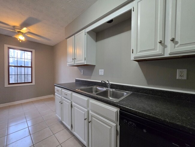 Building Photo - 3 Bedroom, 2.5 Bath Townhouse in Beavercreek!