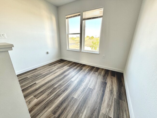 Building Photo - 1022 Villa Way