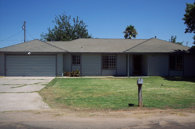 Primary Photo - Charming 3 Bed, 2 Bath Home on a large lat...