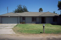 Building Photo - Charming 3 Bed, 2 Bath Home on a large lat...