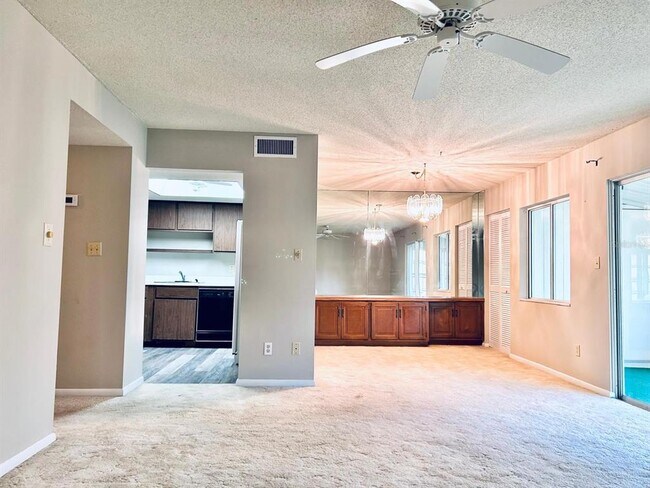 Building Photo - 592 Fairways Cir