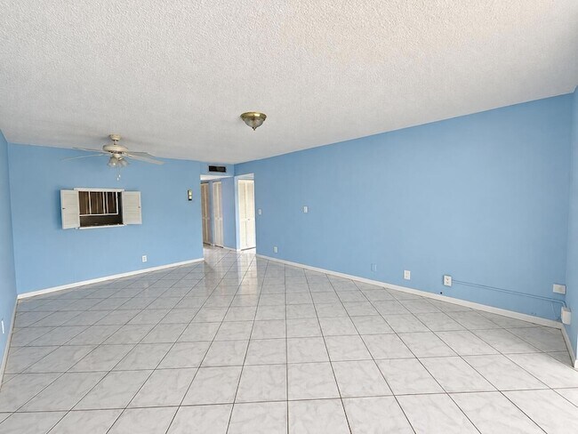 Building Photo - 729 Lori Dr
