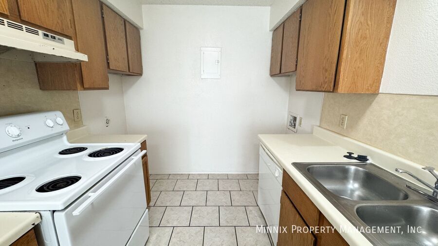 Building Photo - 8208 Vernon Ave