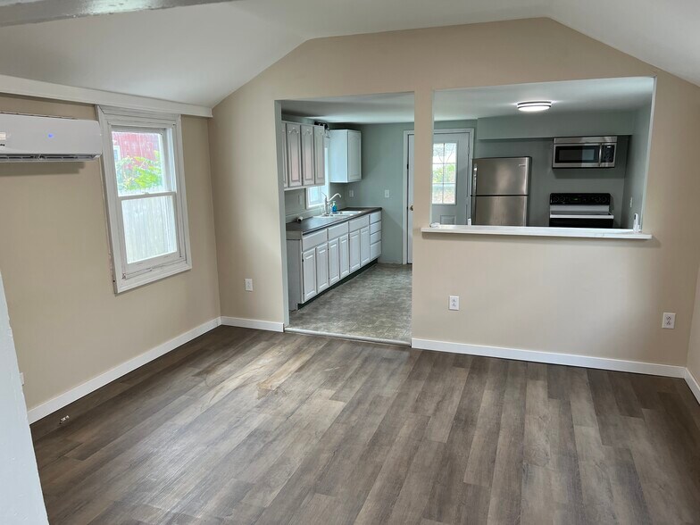 Primary Photo - 292 W 5th St