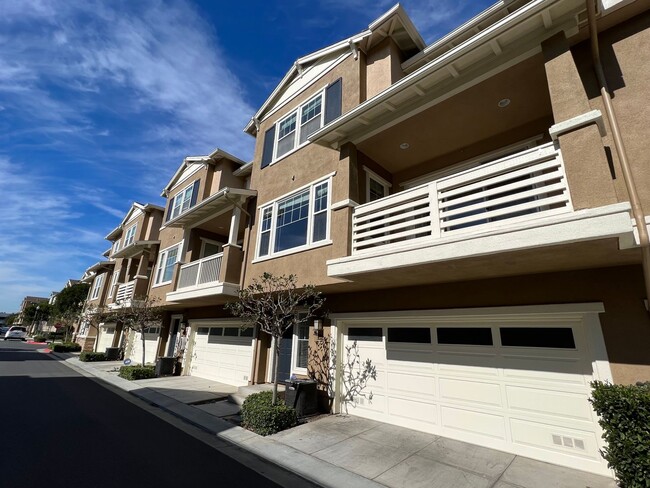 Building Photo - 2 bd / 2.5 ba - Gated Community Townhome -...