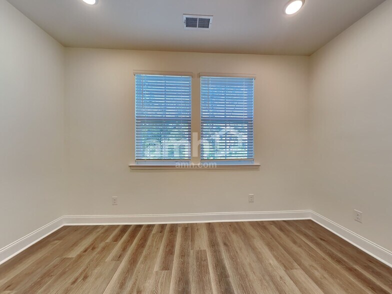 Building Photo - 1938 Weeping Cypress Dr