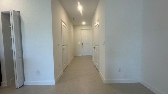 Building Photo - 553 Rivergrass St