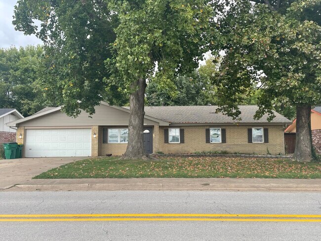 Primary Photo - 4102 Watkins Ave