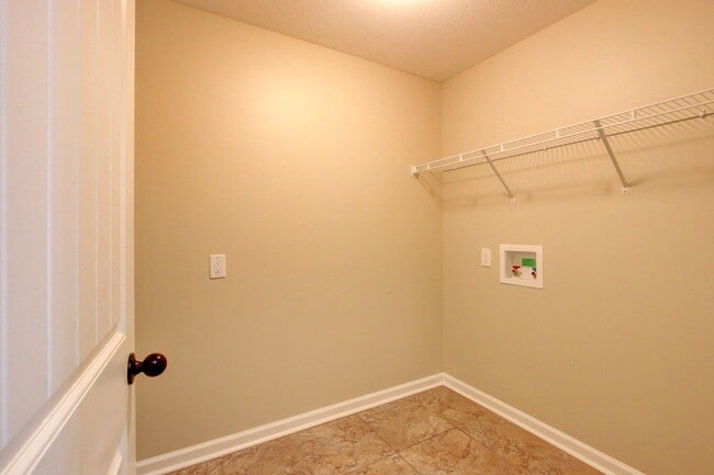 Building Photo - Sweet 3 bed 2 bath clost to post and I-24.