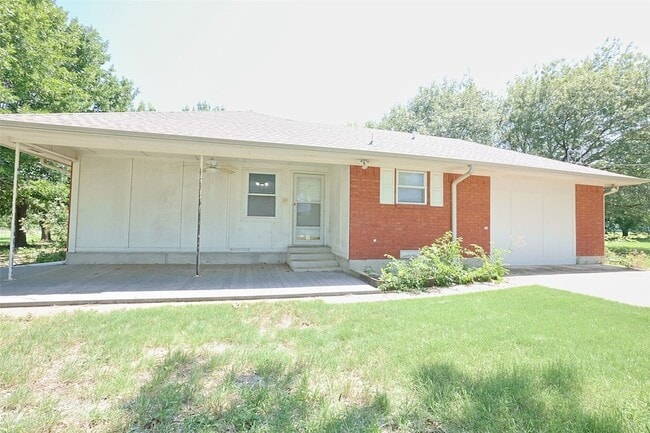 Building Photo - 2550 W Lucas Rd