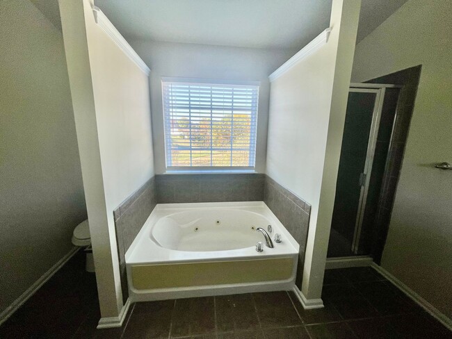 Building Photo - Stunning 5-bedroom, 2.5-bathroom home | Lo...