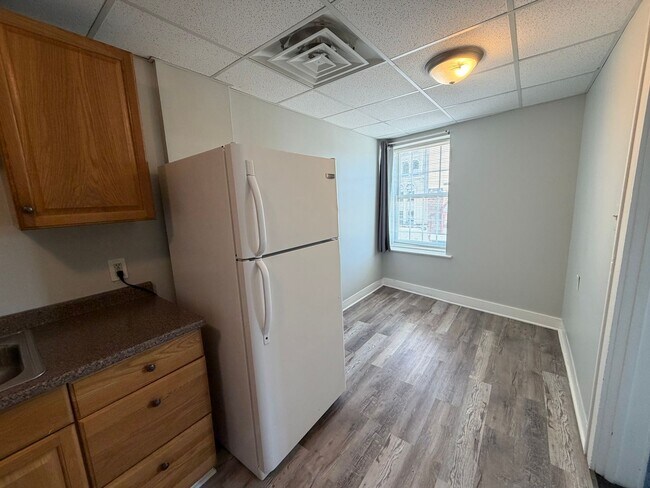 Building Photo - Spacious 1-Bedroom with Flexible Bonus Space Near Downtown Akron