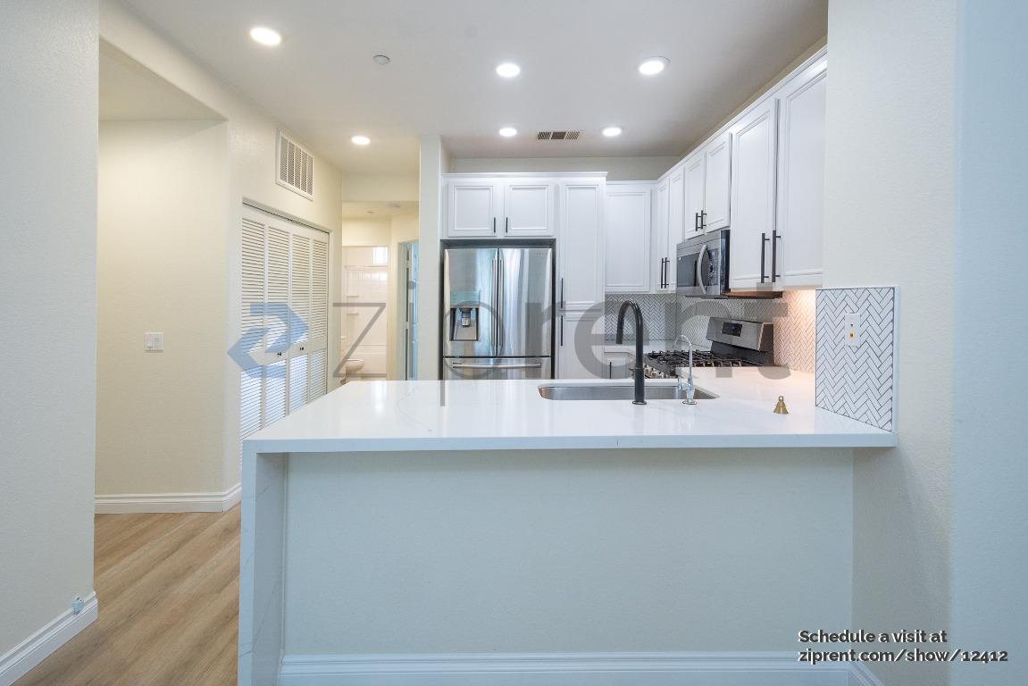 Building Photo - 16935 Laurel Hill Ln