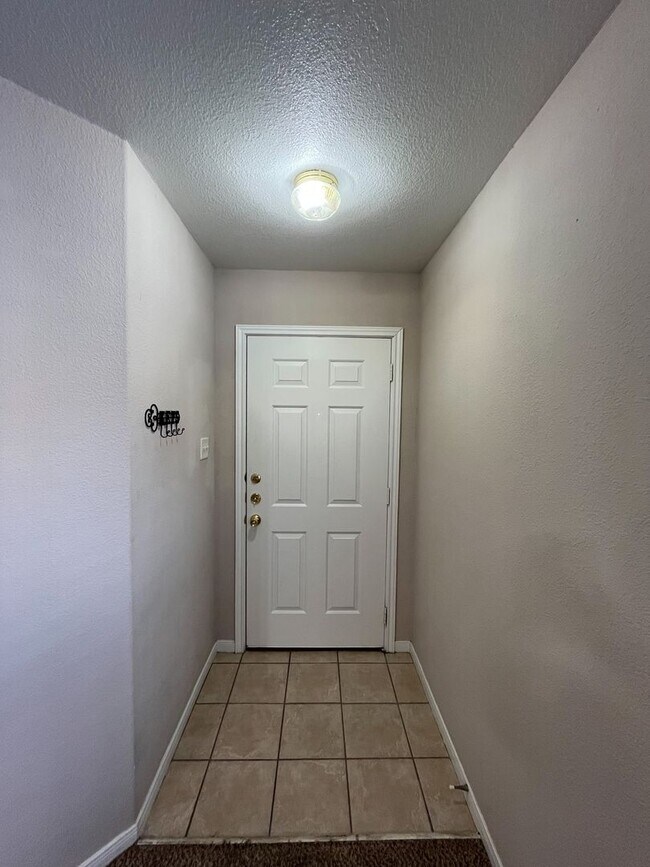 Building Photo - Available NOW  This home is centrally loca...